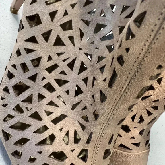BCBGeneration Beige Cutout Ankle Boots Size 10 - Picture 9 of 10